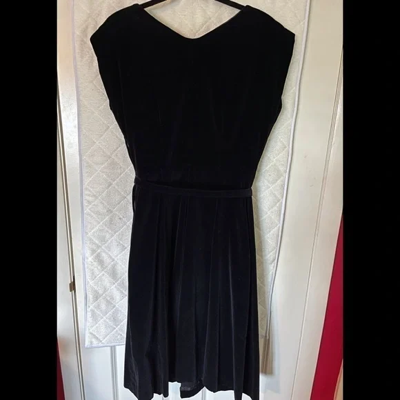 Vintage Black Velvet Dress from the 1950-60’s - Picture 2 of 10